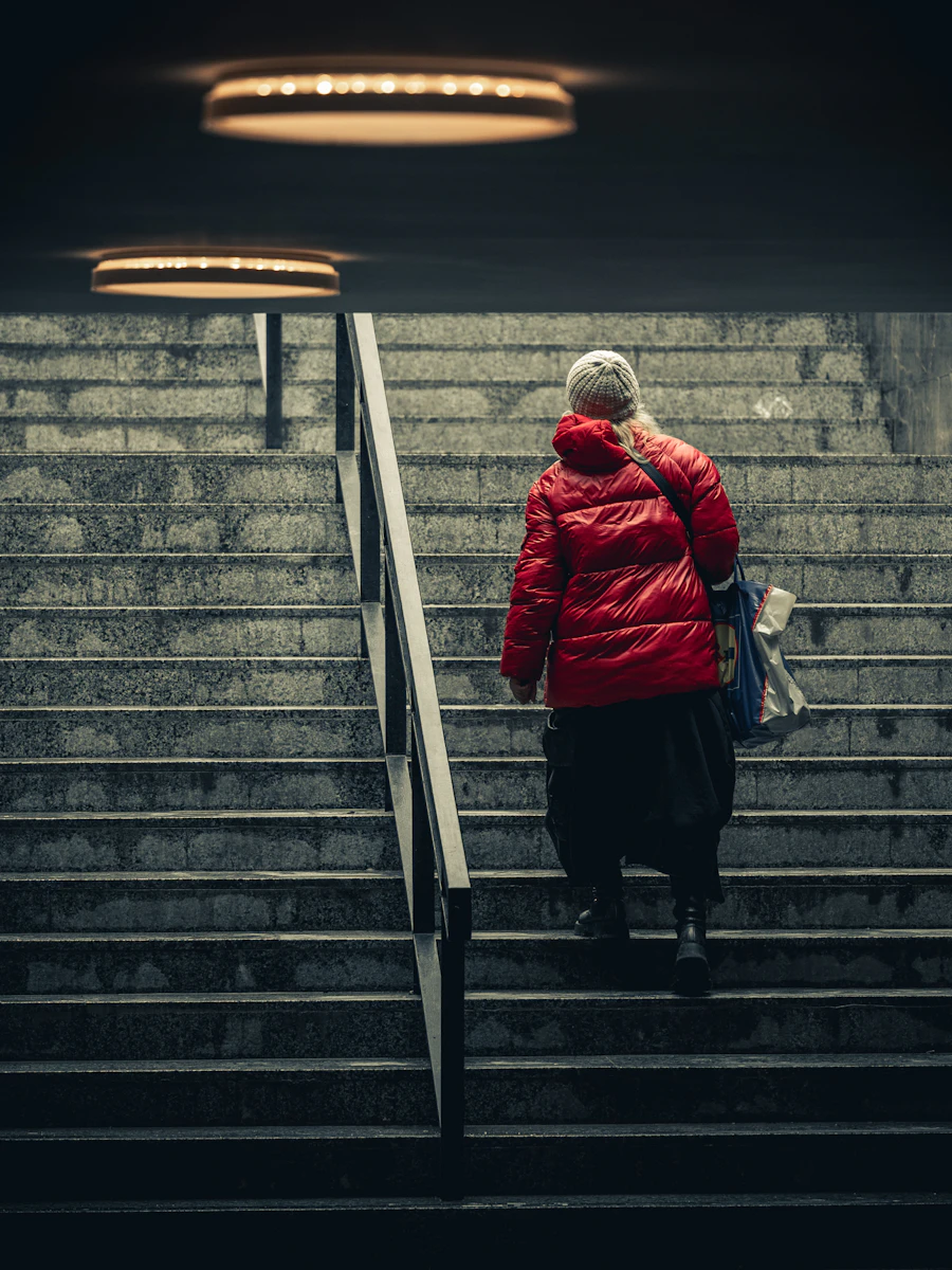 Mujer subiendo una escalera al aire libre